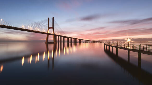 Brücke über den Fluss gegen den Himmel bei Sonnenuntergang - EYF01267