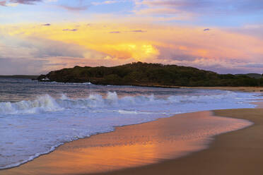 Sonnenuntergang am Papohaku Beach, Insel Molokai, Hawaii, Vereinigte Staaten von Amerika, Nordamerika - RHPLF14117