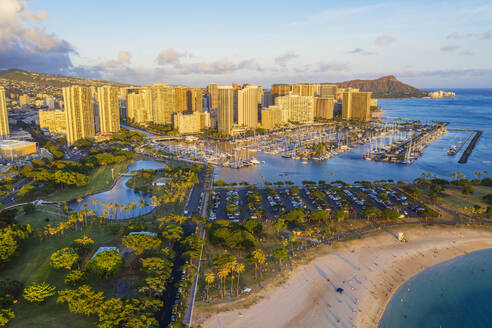 Luftaufnahme einer Drohne von Diamond Head, Waikiki, Honolulu, Insel Oahu, Hawaii, Vereinigte Staaten von Amerika, Nordamerika - RHPLF14125