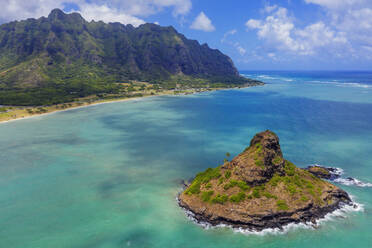 Luftaufnahme einer Drohne von Kaneohe Bay und der Insel Mokolii (Chinaman's Hat), Insel Oahu, Hawaii, Vereinigte Staaten von Amerika, Nordamerika - RHPLF14129