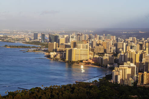 Blick per Drohne auf Waikiki, Honolulu, Insel Oahu, Hawaii, Vereinigte Staaten von Amerika, Nordamerika - RHPLF14139
