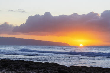 Wellen an der Nordküste bei Sonnenuntergang, Insel Oahu, Hawaii, Vereinigte Staaten von Amerika, Nordamerika - RHPLF14146