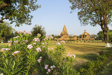 Devi Jagadambika und Kandariya Mahadeva Tempel (der Große Gott der Höhle), Khajuraho Gruppe von Monumenten, UNESCO Weltkulturerbe, Madhya Pradesh Staat, Indien, Asien - RHPLF14185