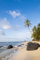 Ein Einheimischer geht am Nordstrand spazieren, Little Corn Island, Islas del Maiz (Maisinseln), Nicaragua, Mittelamerika - RHPLF14193