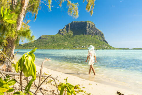 Frau geht am tropischen Sandstrand spazieren, Ile aux Benitiers, La Gaulette, Le Morne, Black River, Mauritius, Indischer Ozean, Afrika - RHPLF14203