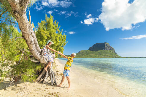 Verspielter Mann und verliebte Frau haben Spaß am tropischen Strand, Ile aux Benitiers, La Gaulette, Le Morne, Mauritius, Indischer Ozean, Afrika - RHPLF14205