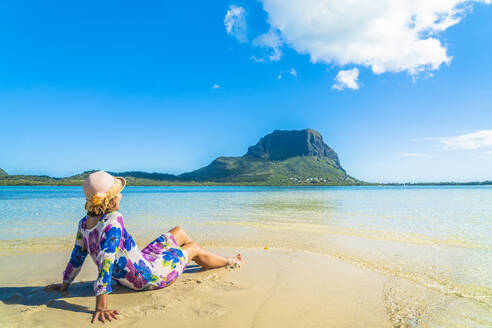 Frau in hellem Kleid entspannt am tropischen Strand, La Gaulette, Le Morne Brabant, Mauritius, Indischer Ozean, Afrika - RHPLF14206