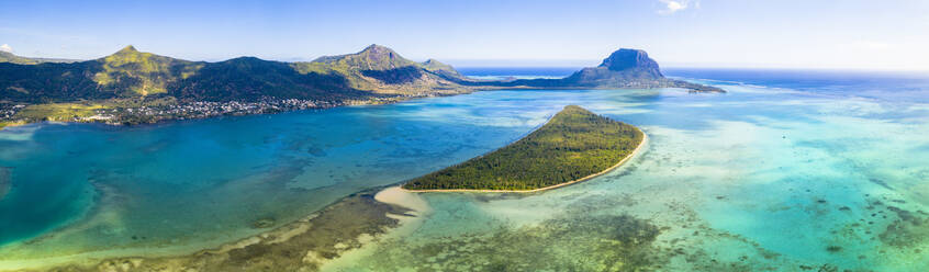 Panoramablick auf die Halbinsel Le Morne und die von einem Riff umgebene Insel Ile aux Benitiers, La Gaulette, Mauritius, Indischer Ozean, Afrika - RHPLF14207