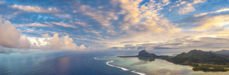 Sonnenaufgang über Le Morne und Korallenriff in der türkisfarbenen Lagune, Luftaufnahme per Drohne, Baie Du Cap, Süd-Mauritius, Indischer Ozean, Afrika - RHPLF14213