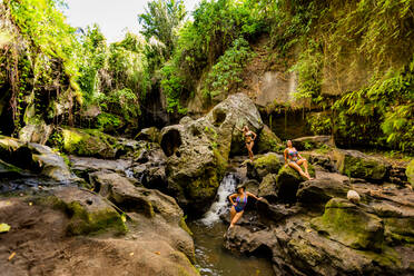 Frauen posieren für ein schönes Foto am Beji Guwang Hidden Canyon, Bali, Indonesien, Südostasien, Asien - RHPLF14226