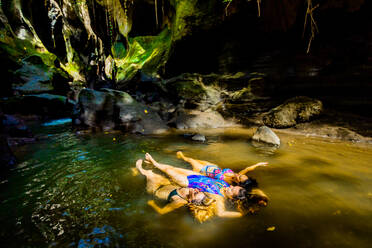 Friedlich im Wasser treibende Frauen am Beji Guwang Hidden Canyon, Bali, Indonesien, Südostasien, Asien - RHPLF14227