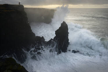 Saxholsbjarg-Klippe wird von großen Wellen getroffen, Island, Polarregionen - RHPLF14250