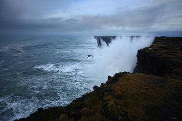 Saxholsbjarg-Klippe wird von großen Wellen getroffen, Island, Polarregionen - RHPLF14251