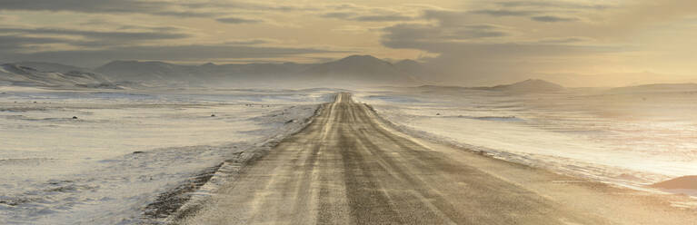 Straße, die zur Modrudalur Ranch führt, Island, Polarregionen - RHPLF14266