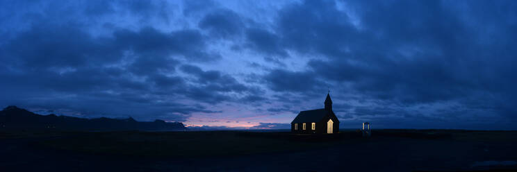 Sonnenaufgang an der schwarzen Kirche von Budir, Island, Polarregionen - RHPLF14268