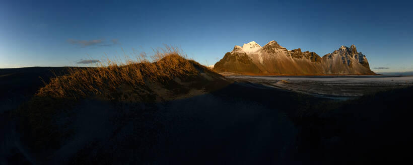 Berg Vestrahorn mit schwarzen Sanddünen im Vordergrund, Island, Polarregionen - RHPLF14274