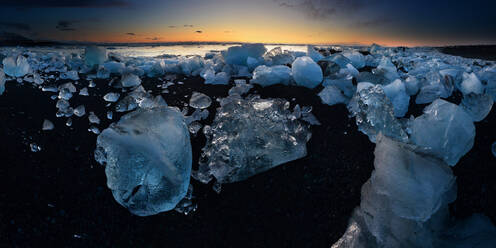 Gletschereisstücke auf schwarzem Sand, die von den Wellen umspült werden, Island, Polarregionen - RHPLF14278