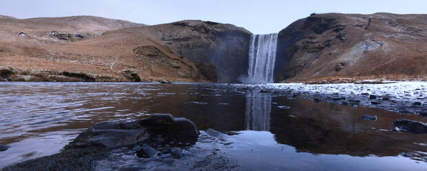 Skogafoss Wasserfall mit Spiegelung, Island, Polarregionen - RHPLF14285