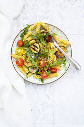 Teller mit vegetarischem Nudelsalat mit gegrillten Zucchini, Tomaten, Rucola, roten Zwiebeln und Balsamico-Essig - LVF08671