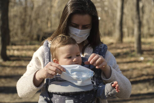 Mutter schützt ihr Baby vor dem saisonalen Virus - BZF00533