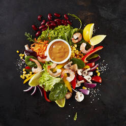Haufen verschiedener kulinarischer Zutaten für Salat - KSWF02142