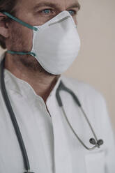 Porträt eines Arztes mit Schutzmaske - JOSEF00105