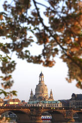 Deutschland, Sachsen, Dresden, Bogenbrücke und Dresdner Frauenkirche in der Abenddämmerung - JTF01479