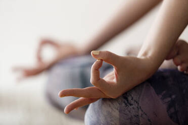 Nahaufnahme von Gyan Mudra während der Meditation - FLLF00424