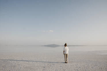 Rückansicht einer Frau, die am Karum-See steht, Danakil-Senke, Äthiopien, Afar - LHPF01152