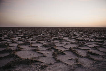 Blick auf den Sonnenaufgang über der Salzwüste, Danakil-Senke, Äthiopien, Afar - LHPF01156