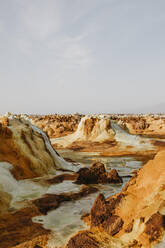 Vulkanlandschaft gegen den Himmel im geothermischen Gebiet Dallol in der Danakil-Senke, Äthiopien, Afar - LHPF01162