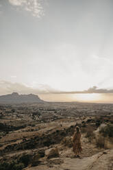 Blick von oben auf eine Frau, die die Aussicht auf die Gheralta-Berge genießt, Äthiopien, Zentral-Tigray, Hawzen - LHPF01168
