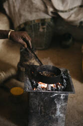 Ausgeschnittenes Bild einer Frau, die während einer traditionellen Zeremonie Kaffee zubereitet, Äthiopien, Zentral-Tigray, Mugulat - LHPF01170