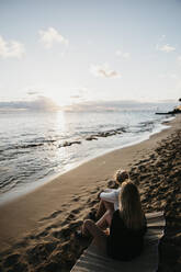 Hohe Winkel Ansicht von Freunden sitzen am Strand im Sommer in Hawaii, Oahu, USA - LHPF01172