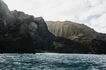 Panoramablick auf Berge und Meer im Nā Pali Coast State Wilderness Park, Kauai, Hawaii, USA - LHPF01174