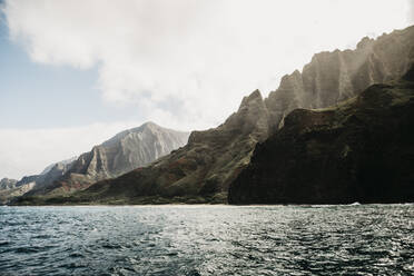 Idyllische Aussicht auf Bergkette und Meer im Nā Pali Coast State Wilderness Park, Kauai, Hawaii, USA - LHPF01175