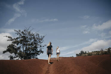 Rückansicht von Freundinnen beim Wandern in der hügeligen Landschaft des Waimea Canyon, Kauai, Hawaii, USA - LHPF01179