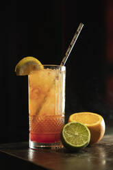 Cocktailglas, Orange, Limette und Zitrone vor schwarzem Hintergrund - MTBF00364