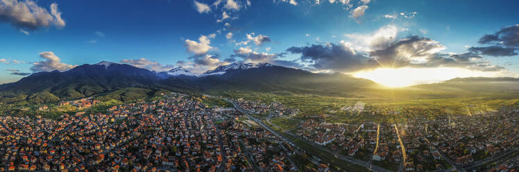 Luftaufnahme einer Drohne von Bansko und dem Pirin-Nationalpark, UNESCO-Welterbe, Bankso, Bulgarien, Europa - RHPLF14319