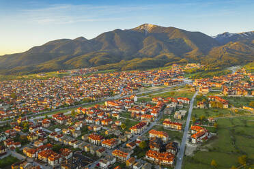 Luftaufnahme einer Drohne von Bansko und dem Pirin-Nationalpark, UNESCO-Welterbe, Bankso, Bulgarien, Europa - RHPLF14320