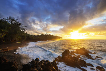 Sonnenaufgang am Kehena Beach, Big Island, Hawaii, Vereinigte Staaten von Amerika, Nordamerika - RHPLF14383