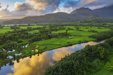 Luftaufnahme per Drohne von Hanalei River, Insel Kauai, Hawaii, Vereinigte Staaten von Amerika, Nordamerika - RHPLF14399