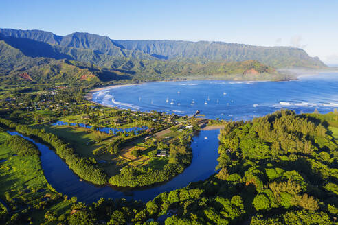 Luftaufnahme per Drohne von Hanalei Bay, Insel Kauai, Hawaii, Vereinigte Staaten von Amerika, Nordamerika - RHPLF14403