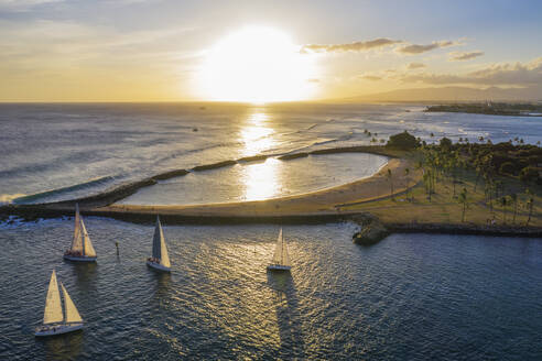 Luftaufnahme einer Drohne von Waikiki, Honolulu, Insel Oahu, Hawaii, Vereinigte Staaten von Amerika, Nordamerika - RHPLF14408