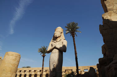 Koloss von Ramses II, Karnak-Tempel, UNESCO-Weltkulturerbe, bei Luxor, Theben, Ägypten, Nordafrika, Afrika - RHPLF14410