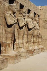 Im Inneren des Karnak-Tempels, UNESCO-Weltkulturerbe, bei Luxor, Theben, Ägypten, Nordafrika, Afrika - RHPLF14414