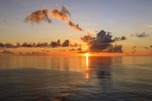 Sonnenuntergang über schöner ruhiger See, interessante Wolken, leuchtende Farben, St. Kitts, St. Kitts und Nevis, Leeward Islands, Westindische Inseln, Karibik, Mittelamerika - RHPLF14432
