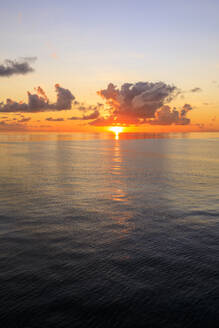 Sonnenuntergang über schöner ruhiger See, interessante Wolken, leuchtende Farben, St. Kitts, St. Kitts und Nevis, Leeward Islands, Westindische Inseln, Karibik, Mittelamerika - RHPLF14433