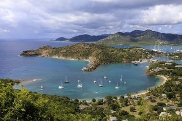 Galleon Beach, Freemans Bay, Nelsons Dockyard und English Harbour, Falmouth Harbour, von Shirley Heights, Antigua, Antigua und Barbuda, Leeward Islands, Westindien, Karibik, Mittelamerika - RHPLF14436