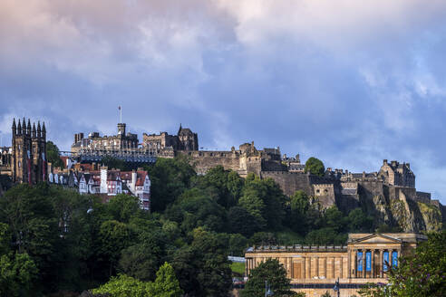 Blick auf die historische Skyline von Edinburgh mit der Burg und den Türmen der St. Giles' Cathedral (High Kirk), Edinburgh, Schottland, Vereinigtes Königreich, Europa - RHPLF14440